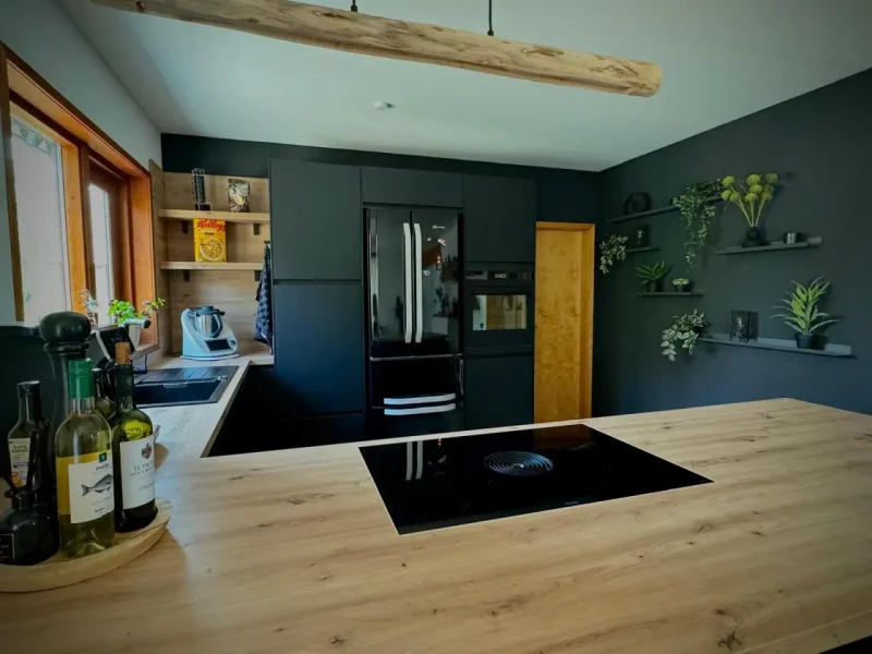 Detailansicht mit Fokus auf das Kochfeld mit integriertem Muldenlüfter