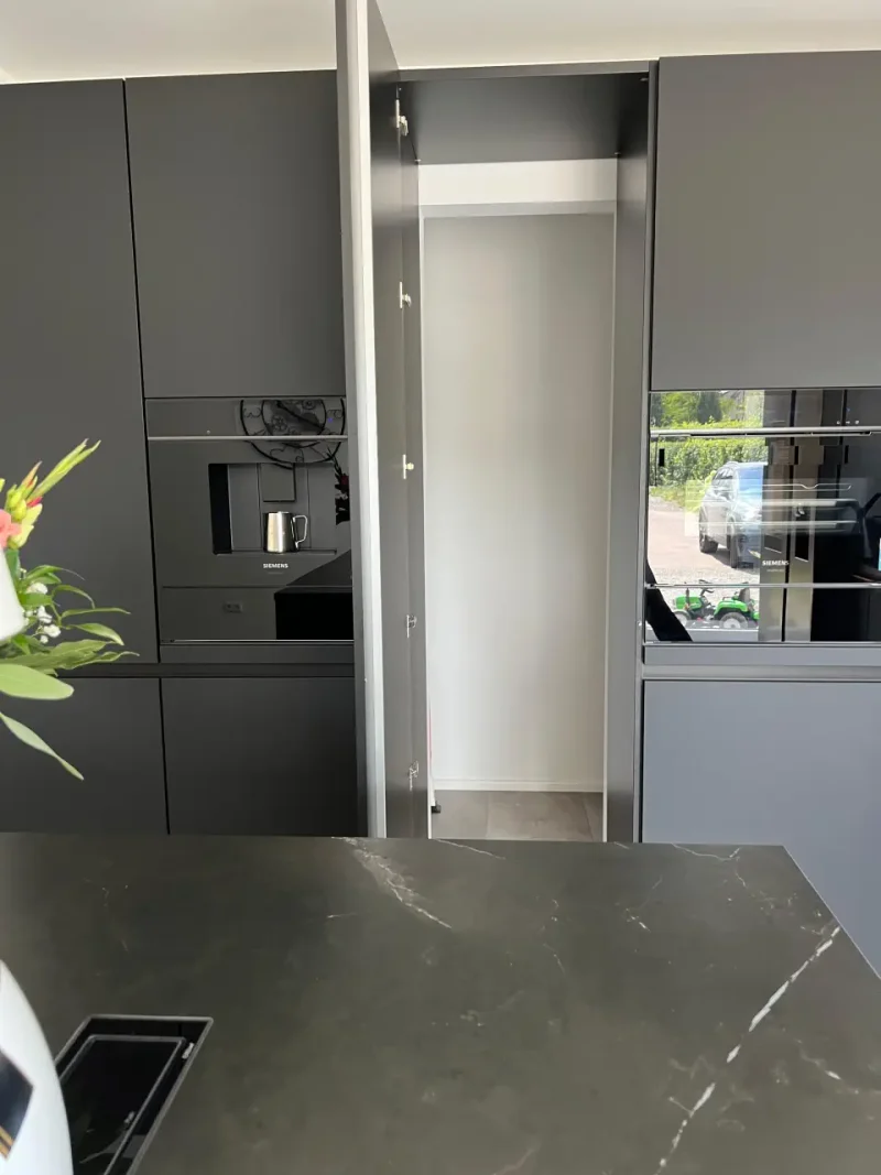 Detailansicht mit Blick auf den versteckten Durchgang zum Vorratsraum