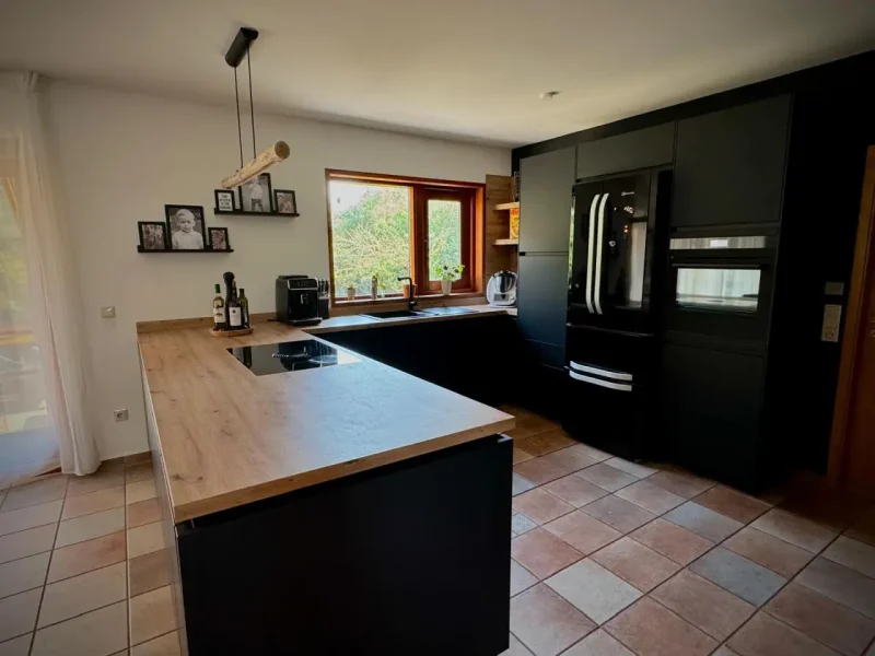 Einladende Wohnküche mit natürlichem Charme