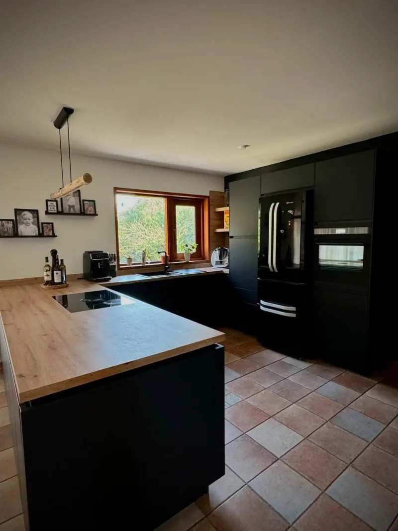 Detailansicht auf den nahtlos integrierten, großen Kühlschrank.