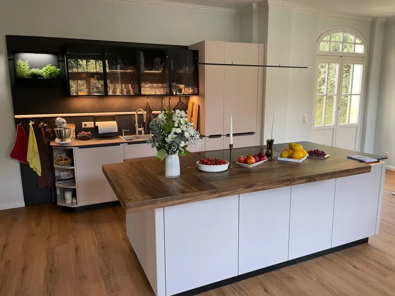 Elegante Wohnküche mit smarten Highlights