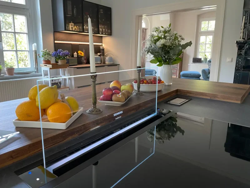 Detailansicht des ausfahrbaren Glas-Lüfters oberhalb des Kochfeldes