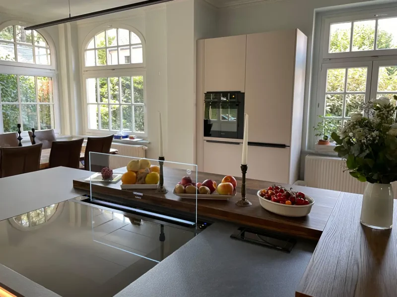 Detailansicht mit Blick auf den separatem Hochschrank mit integriertem Backofen auf ergonomischer Höhe.