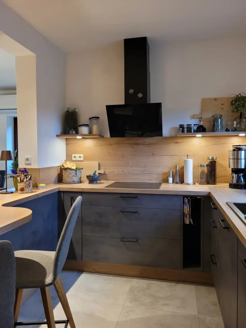 Detailbild mit Blick auf das Kochfeld und die abgeschrägte Dunstabzugshaube