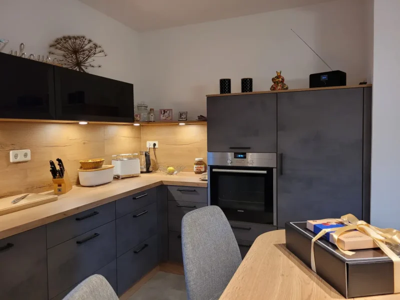 Detailansicht auf den Backofen, integriert im Hochschrank auf ergonomischer Höhe.