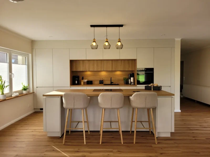 Großzügiges Küchenkonzept mit Bar-Charakter und Familienflair