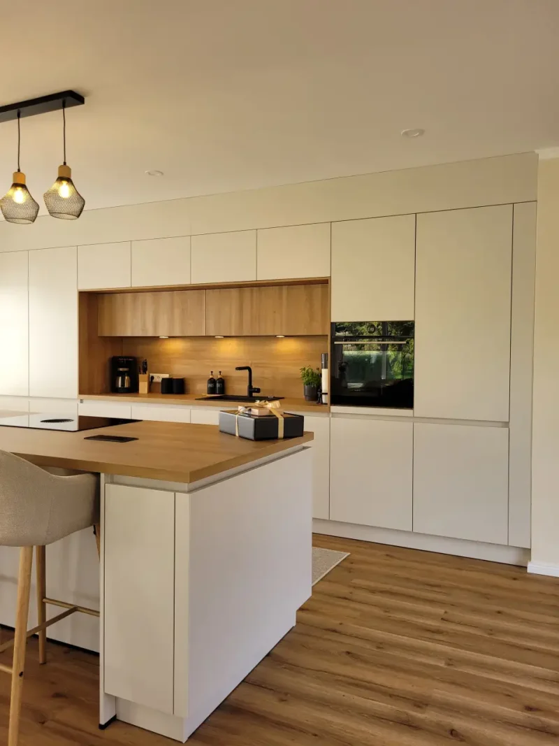 Seitenansicht der Küche mit Fokus auf den integrierten Backofen