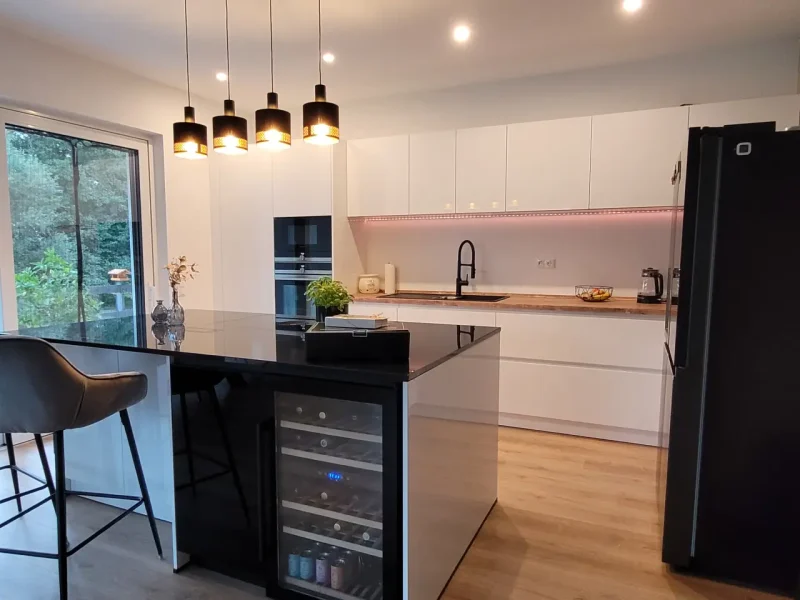 Seitenansicht auf die helle Referenzküche