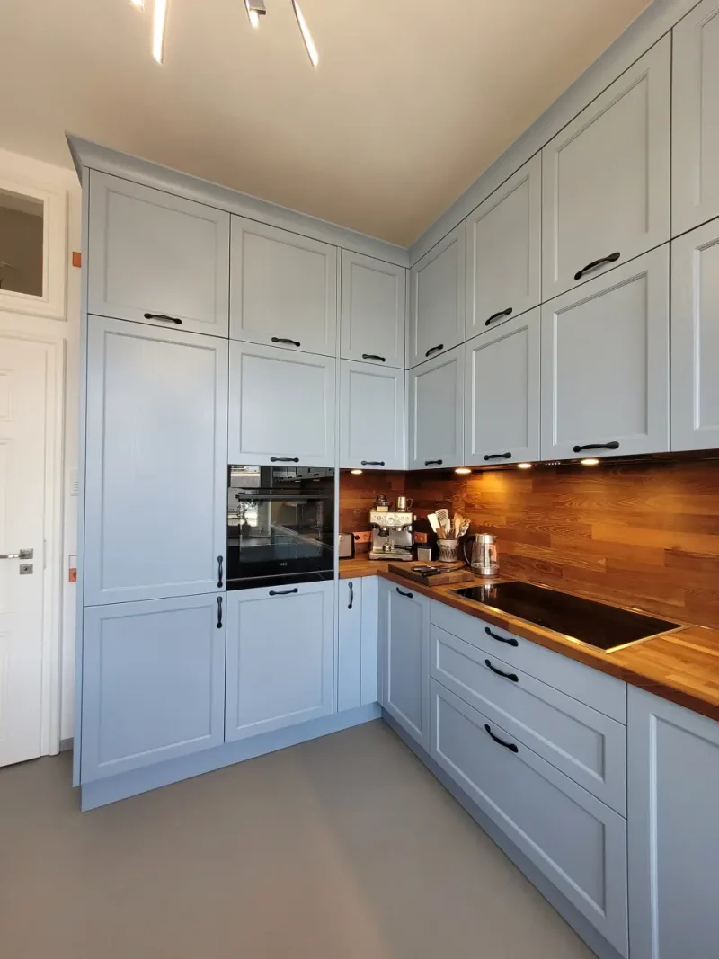 Detailansicht mit Blick auf den ergonomisch eingebauten Backofen und das Kochfeld.