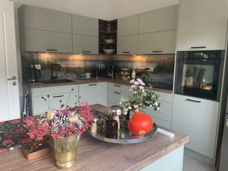 Kompakte Küche mit Urlaubsflair – Funktionalität auf kleinstem Raum