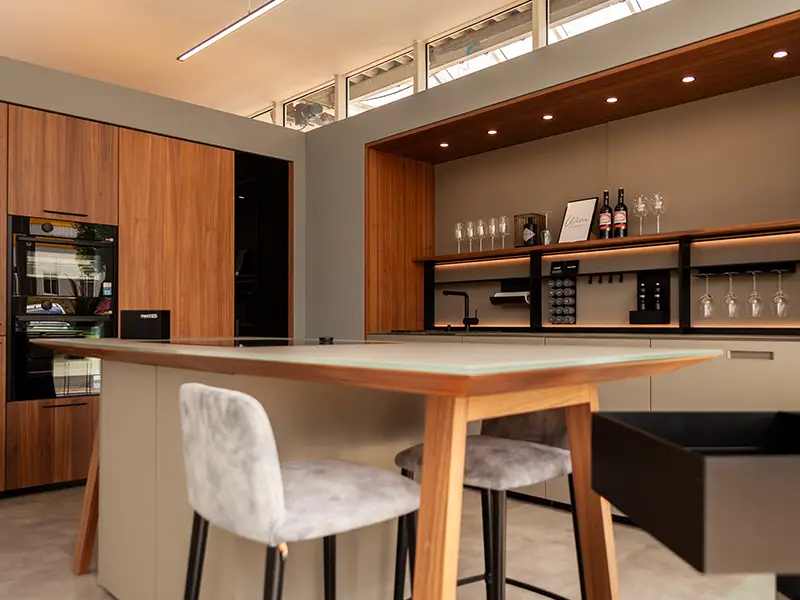 Traumküche von Next125 mit Kochtisch, Glasarbeitsplatten