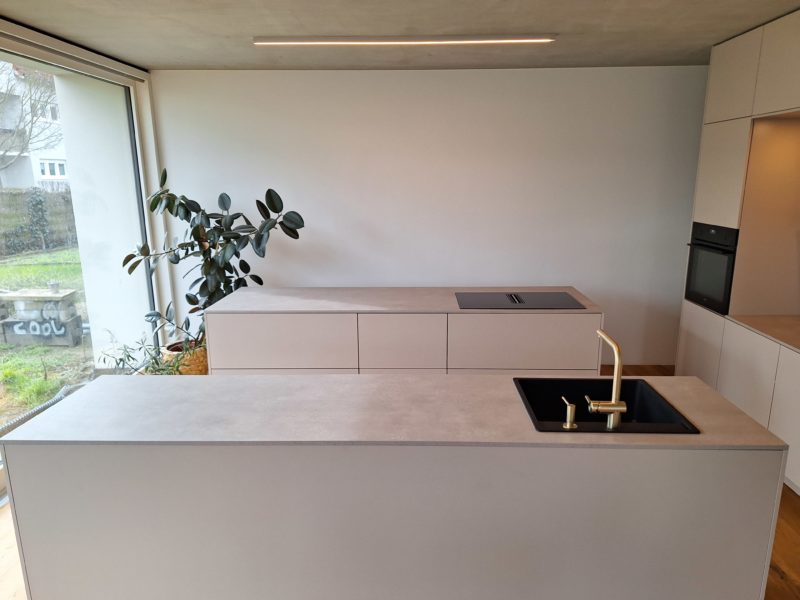 Detailansicht der beiden gegenüberlegenden Küchenzeilen.