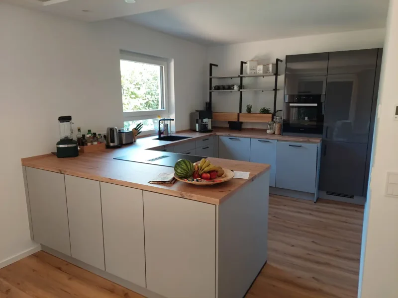 Offene Wohnküche mit maßgeschneiderter Backofenlösung