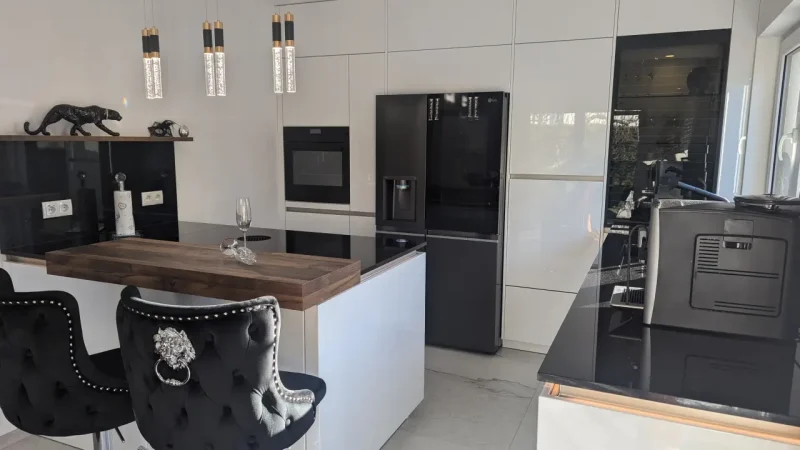 Elegante Kontraste – Eine grifflose Küche mit Charakter