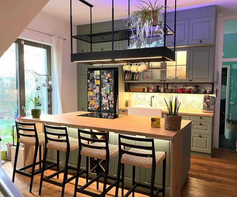 Farbenfrohe Referenzküchenzeile im Landhausstil