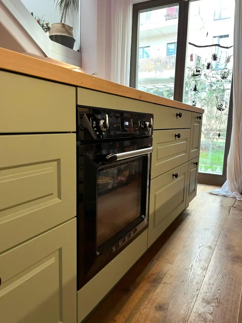 Blick auf den integrierten Backofen, vor der grünen Front