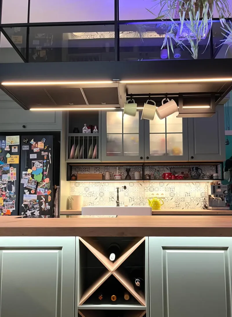 Detailansicht der Spüle und des Weinregals der Referenzküche