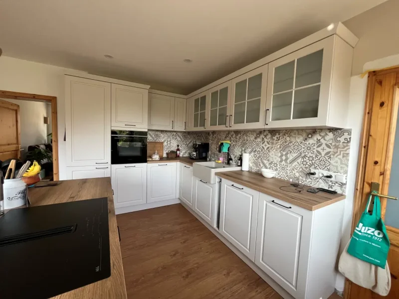 Detailansicht der Landhausküche mit Blick auf Backofen und Spüle