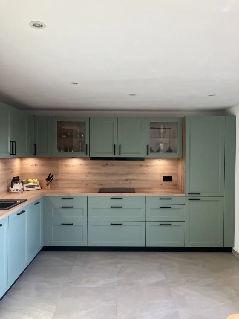 Moderner Landhausstil mit viel Stauraum – eine Küche mit Charakter