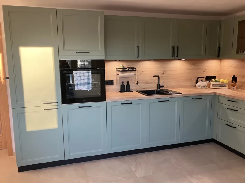 Detailbild mit Fokus auf den ergonomisch integrierten Backofen und dem Hochschrank