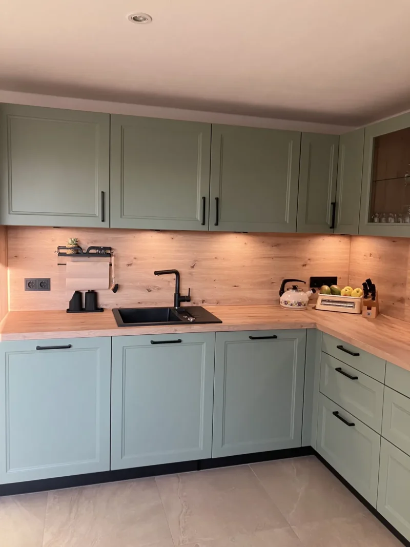 Detailbild der Spüle und der indirekten Beleuchtung.