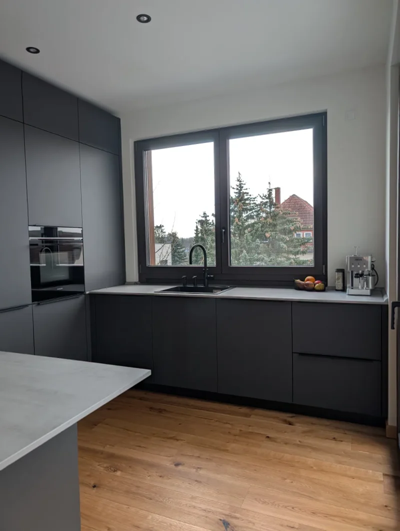 Detailbild der Referenzküche mit Blick auf Spüle und integriertem Backofen