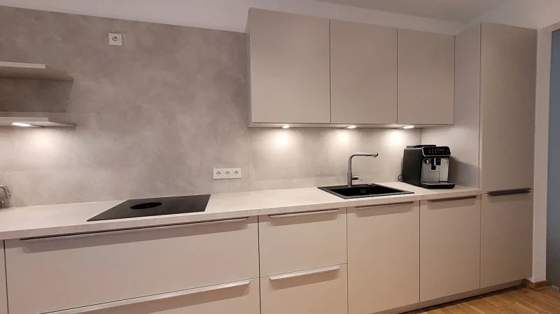 Detailbild der moderne Küchenzeile von Spüle und Herd