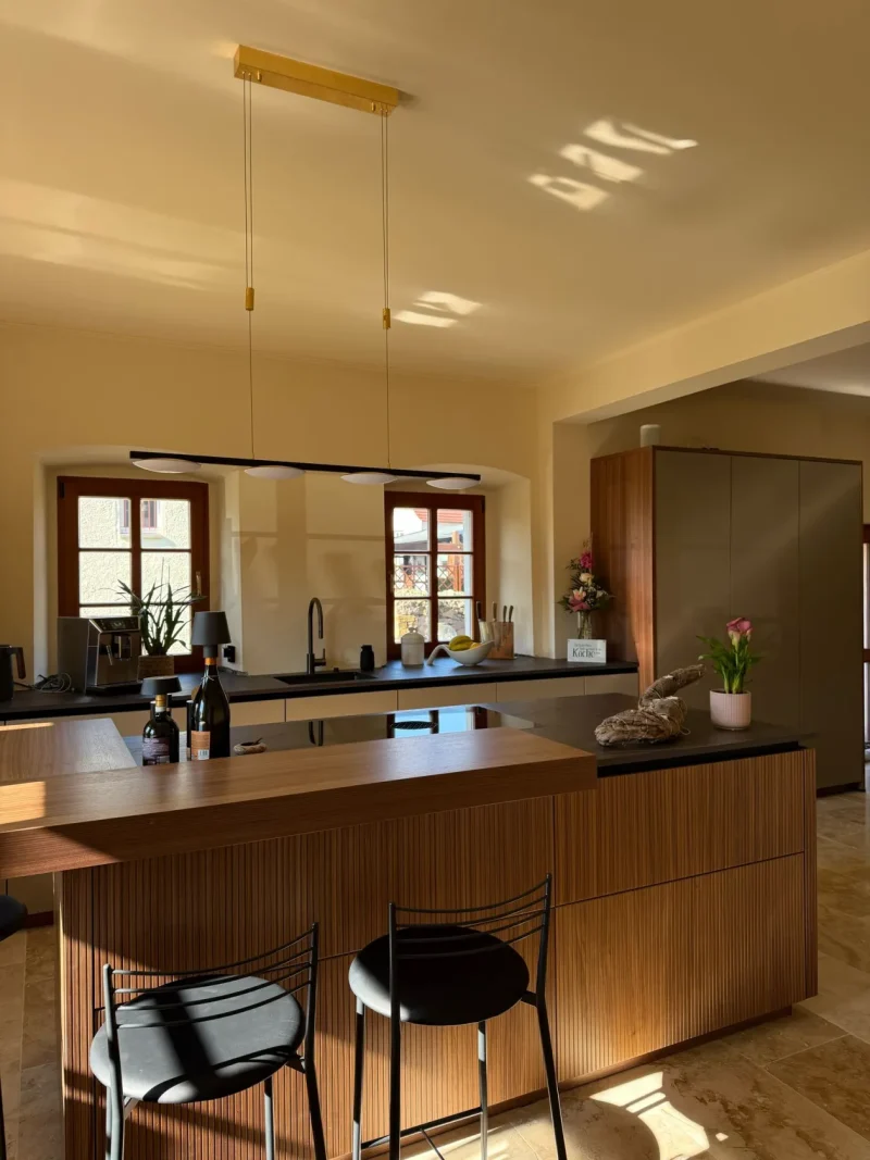 Moderner Stilbruch in historischem Ambiente – eine Küche, die überrascht