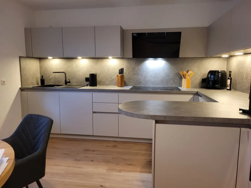 Praktisch, warm und altersgerecht – eine Küche fürs Leben