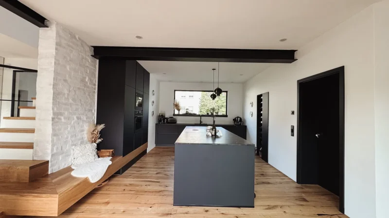 Elegante Klarheit in Schwarz – eine Küche, die Architektur und Wohnlichkeit vereint