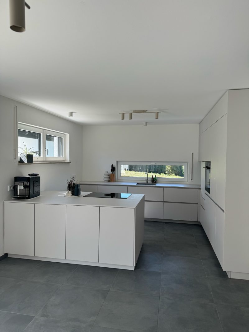 Detailansicht im Hochformat mit Blick auf die Kücheninsel und die beiden integrierten Fenster