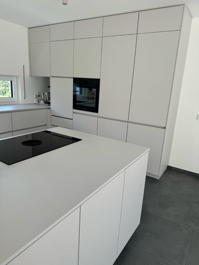 Detailansicht auf die deckenhohen Hochschränke mit integriertem Backofen.