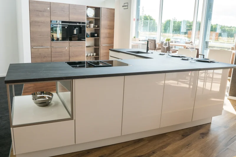Ansicht einer modernen, hellen U-Küche in Grimma