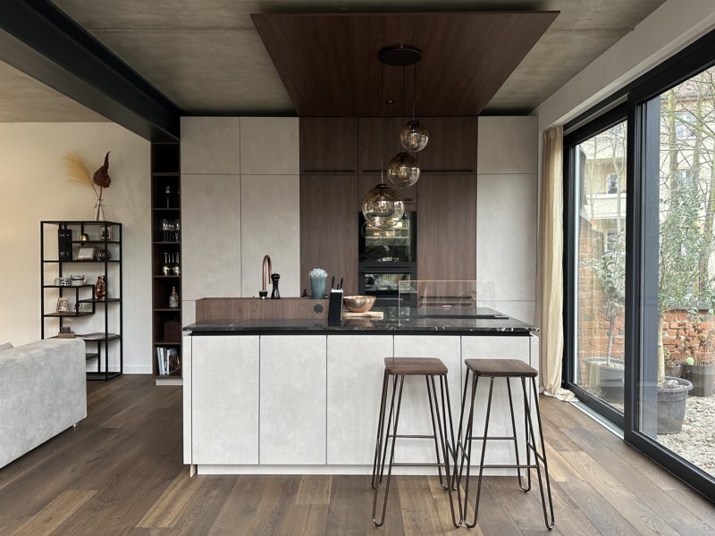 Eine moderne Küche im warmen Look