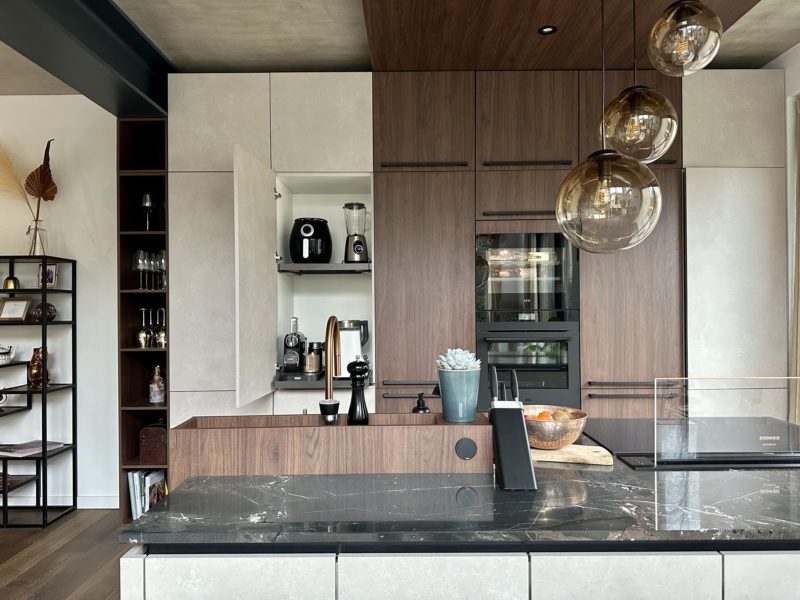 Detailansicht auf die Stauraumlösung und den ausfahrbaren Dunstabzug von Neff.