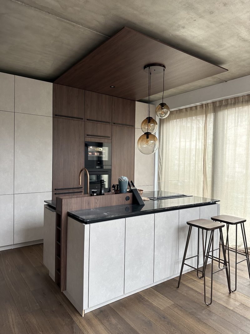 Seitlicher Blick auf die Küche