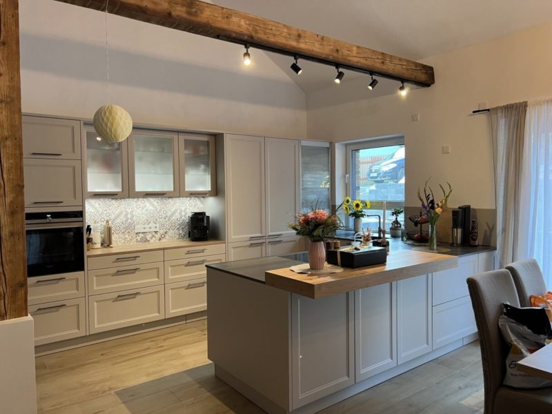 Eine charmante Traumküche bei beindruckender Deckenhöhe