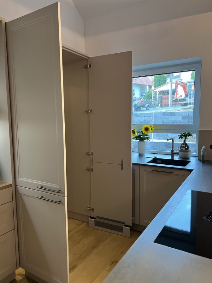 Detailansicht des versteckten Durchganges zum Vorratsraum