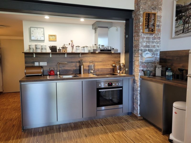 Detailansicht der Edelstahlfront mit Koch-Backeinheit.