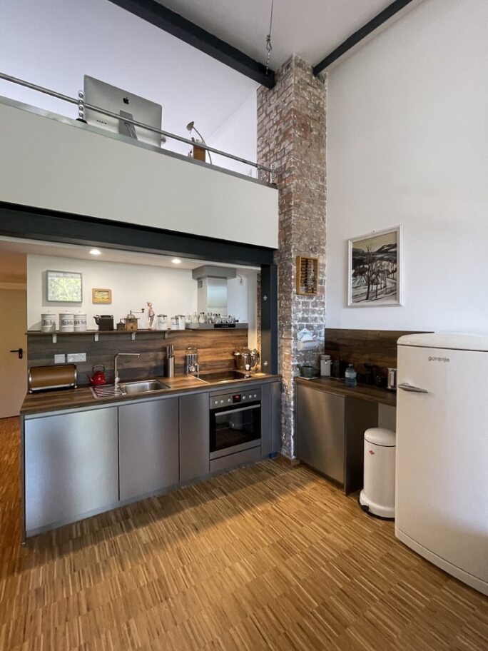 Hochansicht der Küche mit Blick auf die obenliegende Galerie