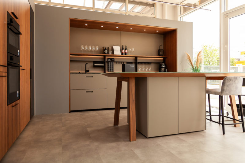 Ansicht einer Nex125 Küche mit Kochtisch in Grimma