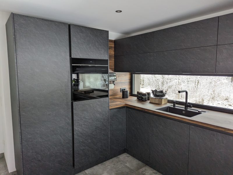 Detailansicht des Hochschranks mit integriertem Backofen.