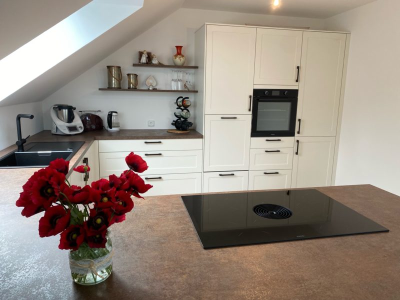 Detailansicht des integrierten Kochfeldes mit Dunstabzug.