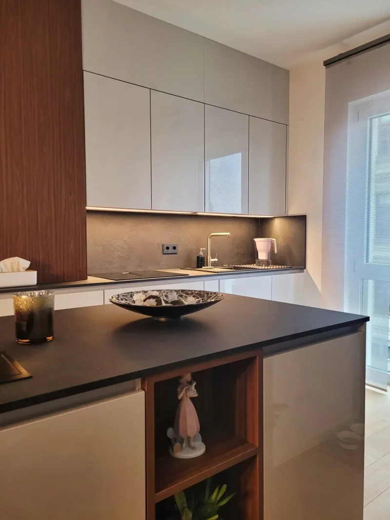 Detailansicht der Kücheninsel mit seitlichem, offenen Regal