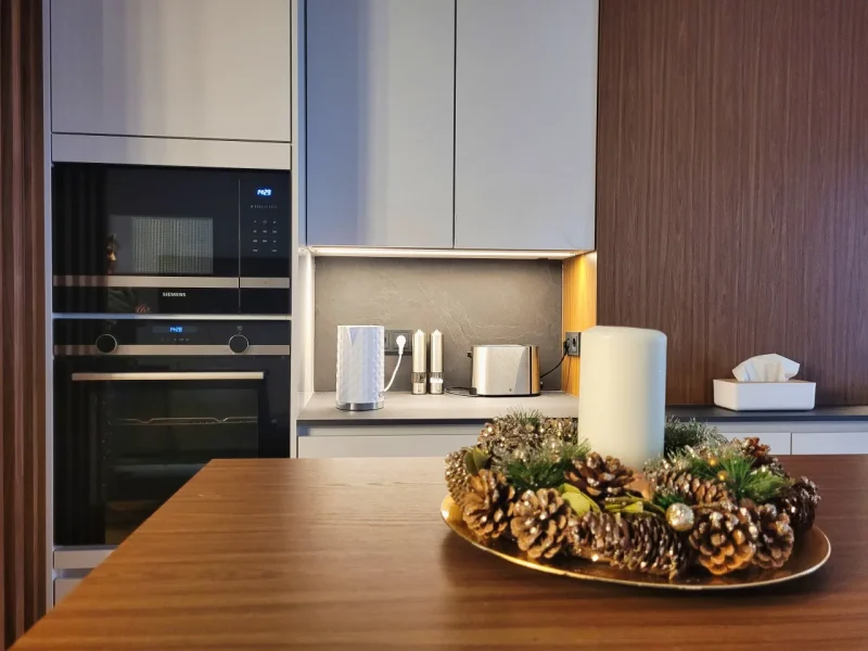 Detailansicht der Holzarbeitsfläche der Kücheninsel mit Weihnachtsdeko.