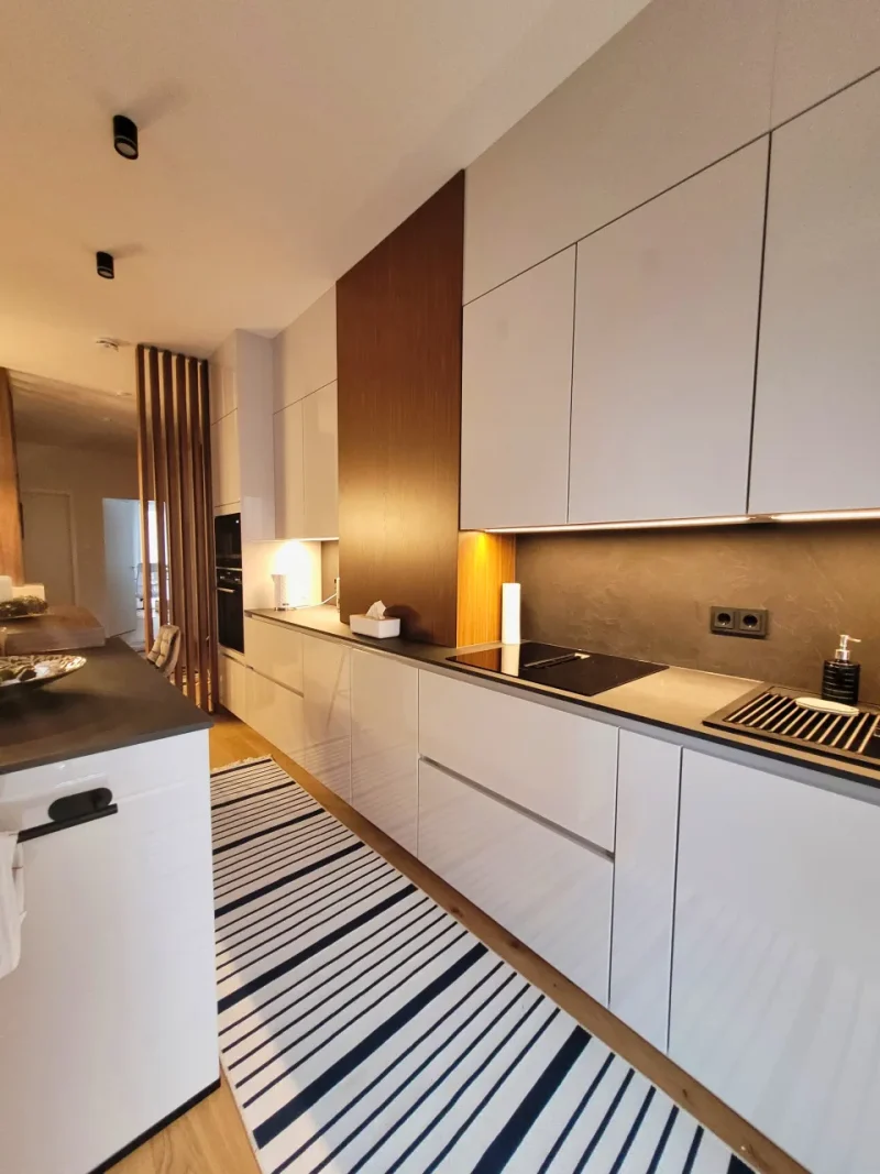 Seitlicher Blick auf die Küchenzeile mit Kochfeld.