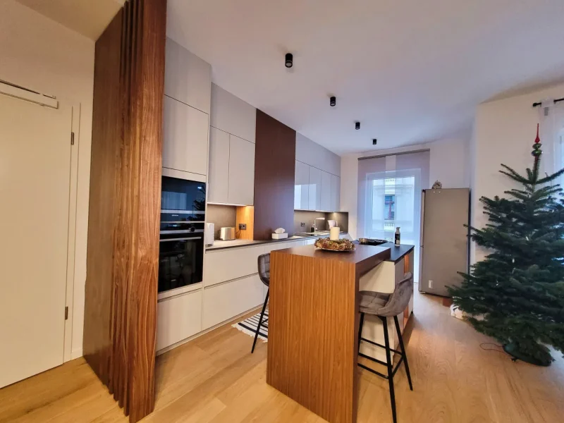 Eine außergewöhnliche Küche: Perfekter Farbton trifft auf Tischlerhandwerk 