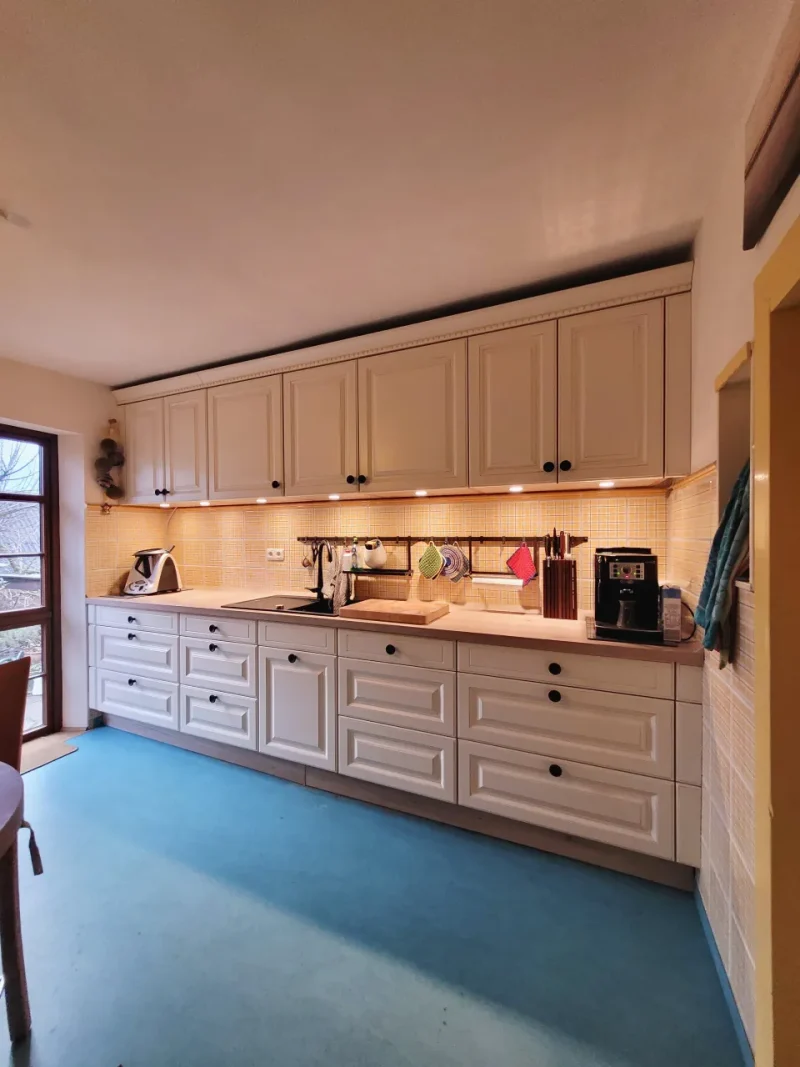 Detailansicht der langen Küchenzeile mit Spüle und ausreichend Arbeitsfläche