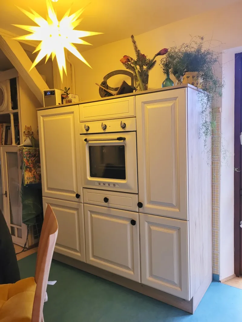 Seitenansicht des separaten Hochschranks mit Stauraum und integriertem Backofen