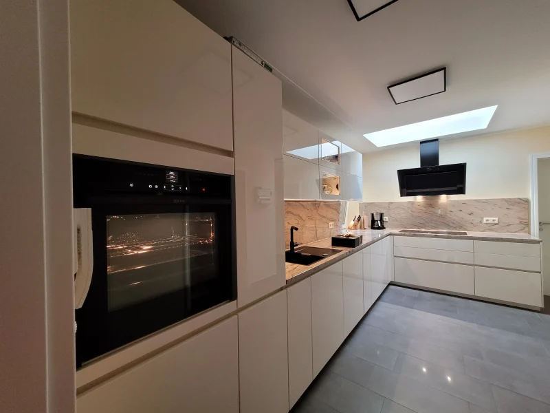 Detailansicht auf den ergonomisch integrierten Backofen im Hochschrank.